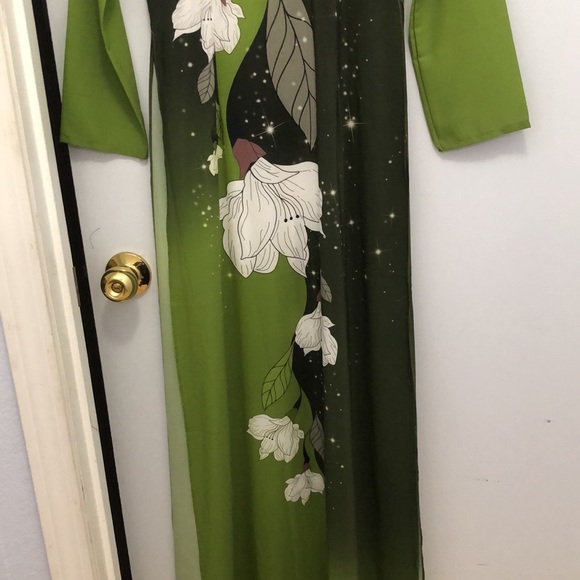 Vietnamese ao dài - Picture 2 of 3